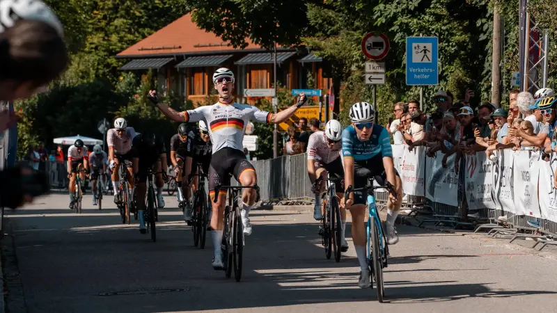 Erstes Moosacher Crit ein voller Erfolg – Deutscher Meister Dario Rapps siegt! 🚴‍♂️🔥
