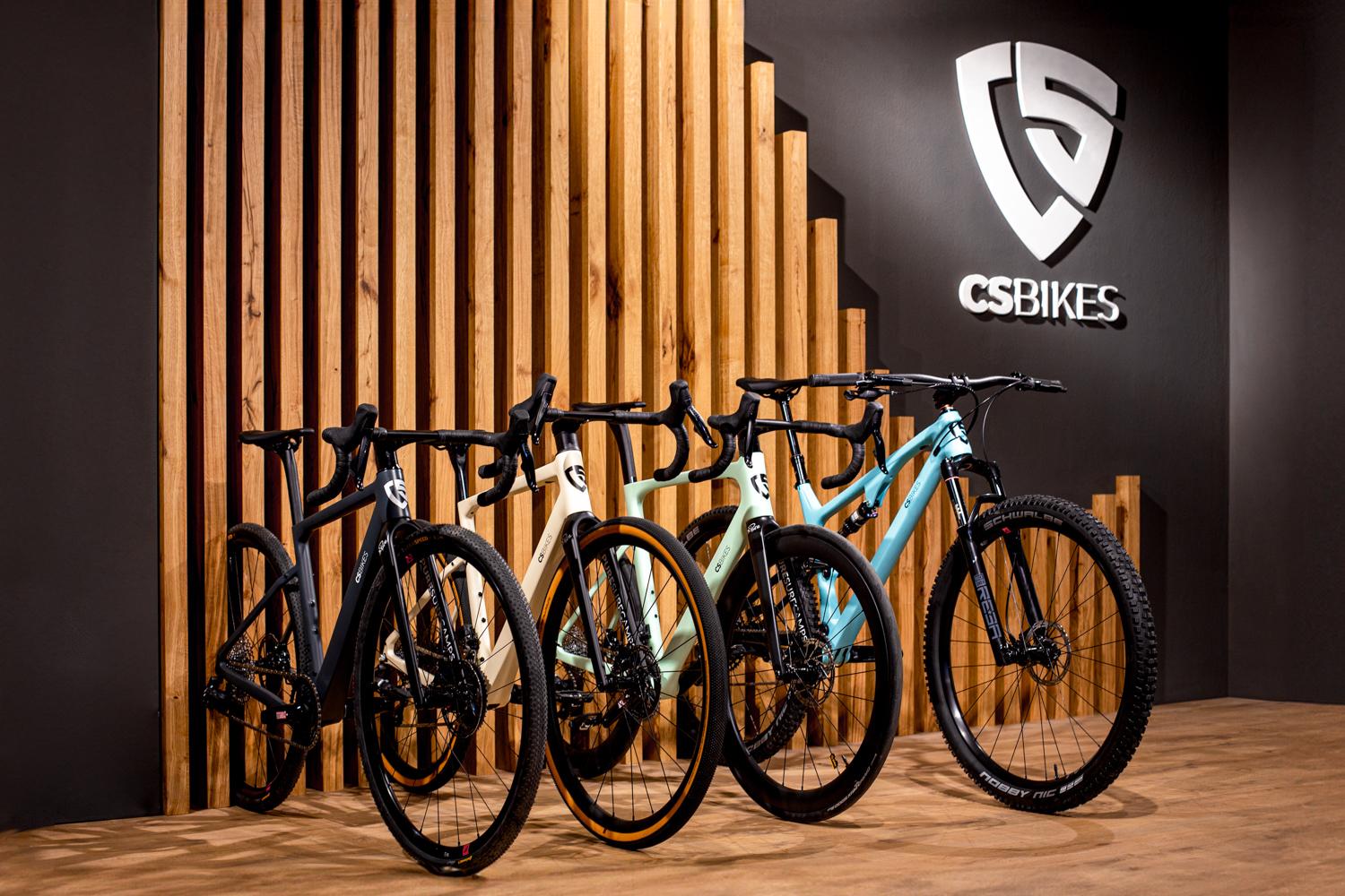 Explore the impressive variety of our bikes:
ROAD, MOUNTAIN and GRAVEL.
Exchange ideas with our experts on site. Admire the latest models and find the perfect bike for your needs, whether you are a beginner or an experienced cyclist.